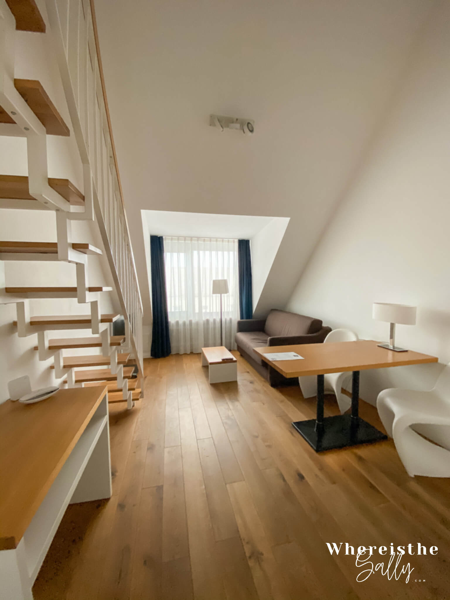 VI-VADI-HOTEL-downtown-munich-living-room