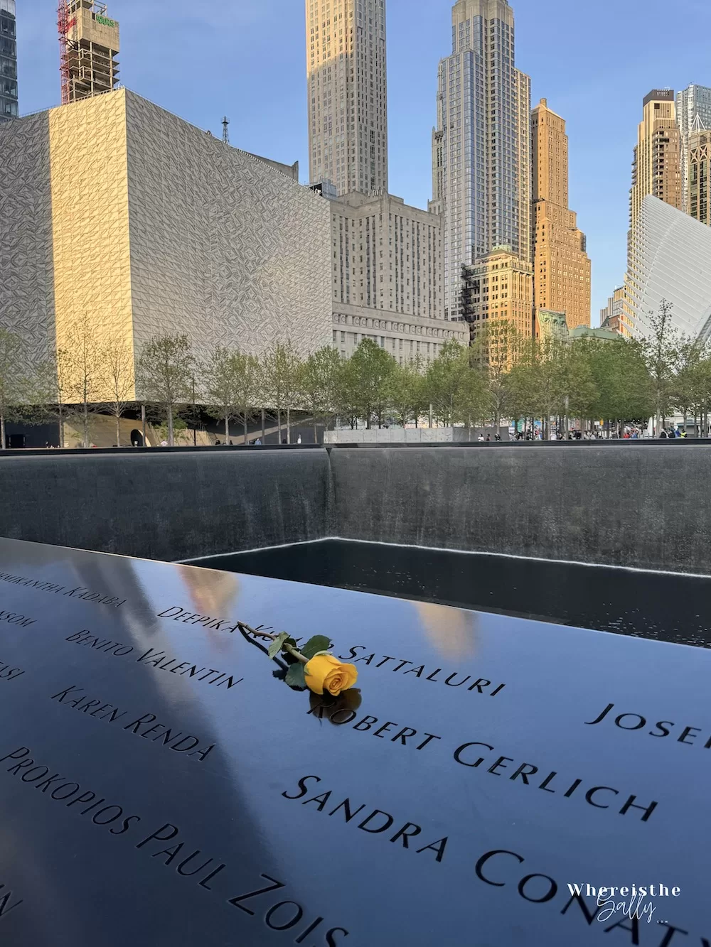 911 國家紀念館南池（South Pool）俯瞰圖，紀念罹難者的黑色水池與銘文牆