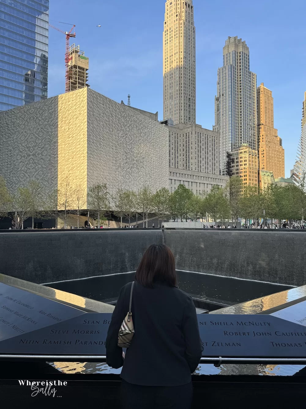 911 國家紀念館南池（South Pool）俯瞰圖，紀念罹難者的黑色水池與銘文牆