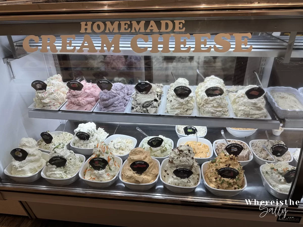 Liberty Bagels 店內貝果展示櫃，口味選擇豐富吸引遊客