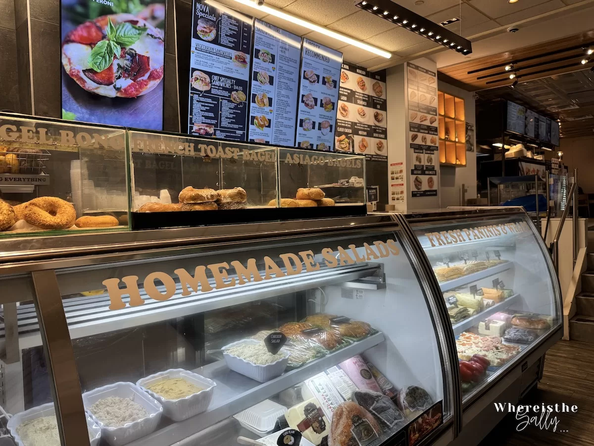 Liberty Bagels 店內貝果展示櫃，口味選擇豐富吸引遊客