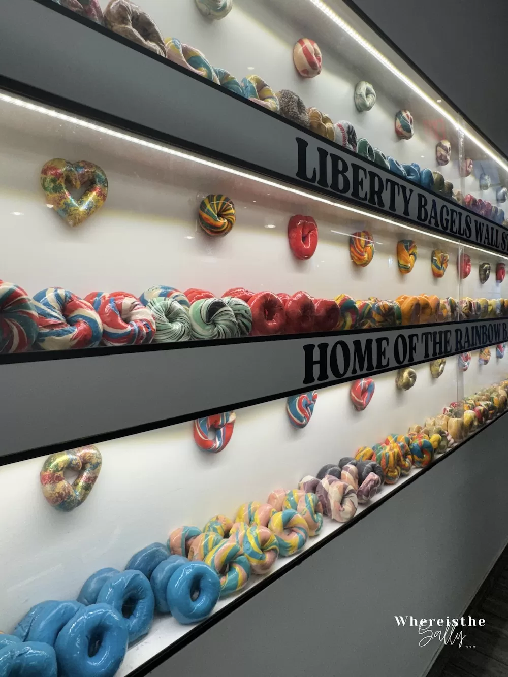 Liberty Bagels 店內貝果展示櫃，口味選擇豐富吸引遊客