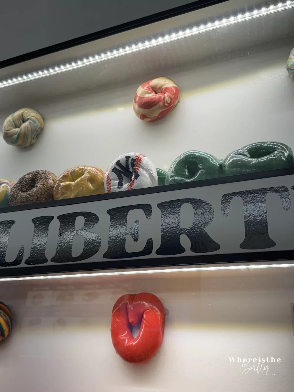 Liberty Bagels 店內貝果展示櫃，口味選擇豐富吸引遊客