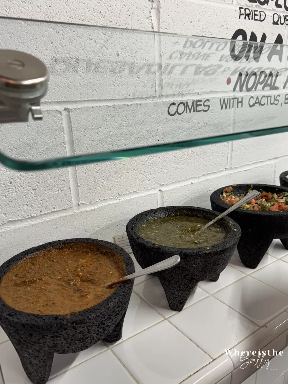 Los Tacos No.1 新鮮現做的墨西哥街頭小吃，配有檸檬與辣醬