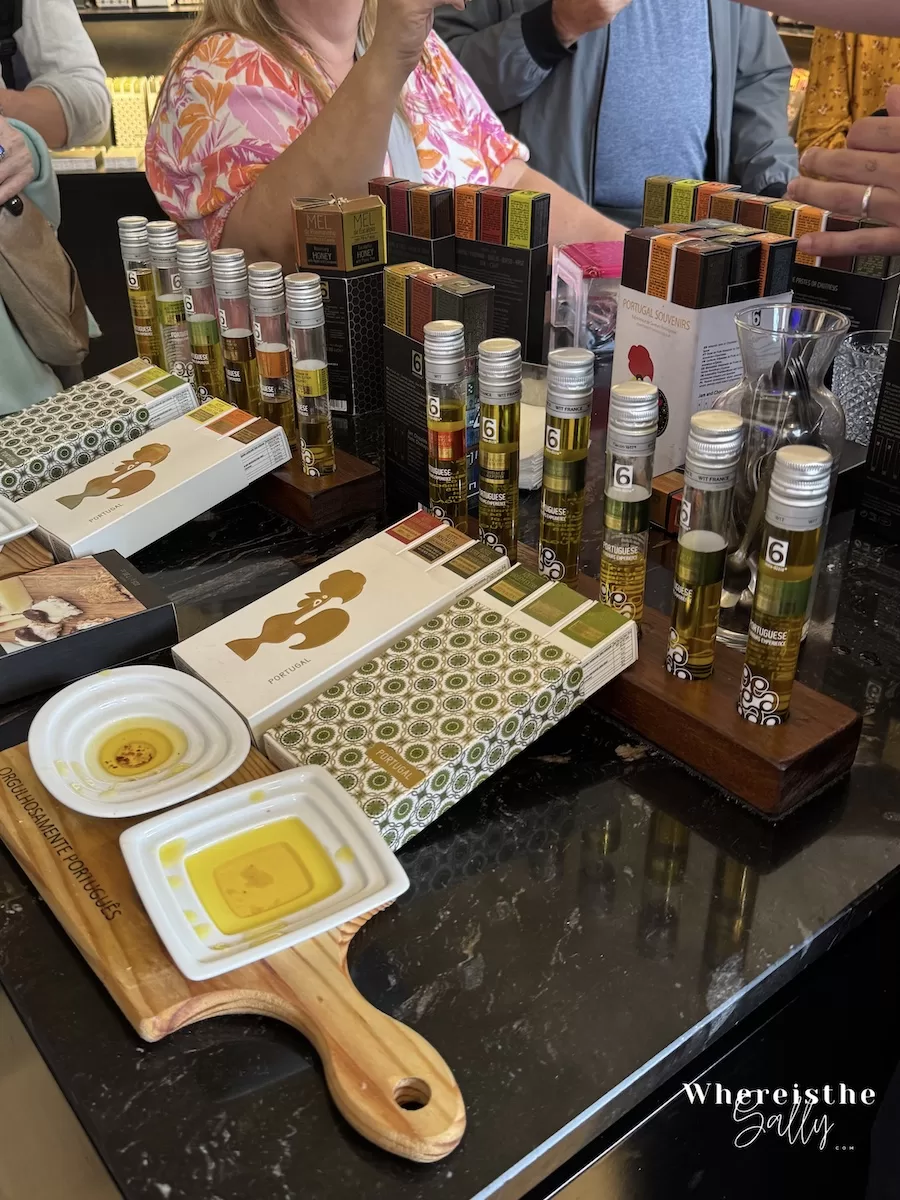 葡萄牙波爾圖特色伴手禮店，整齊擺放五顏六色牙膏狀果醬、橄欖油與巧克力抹醬