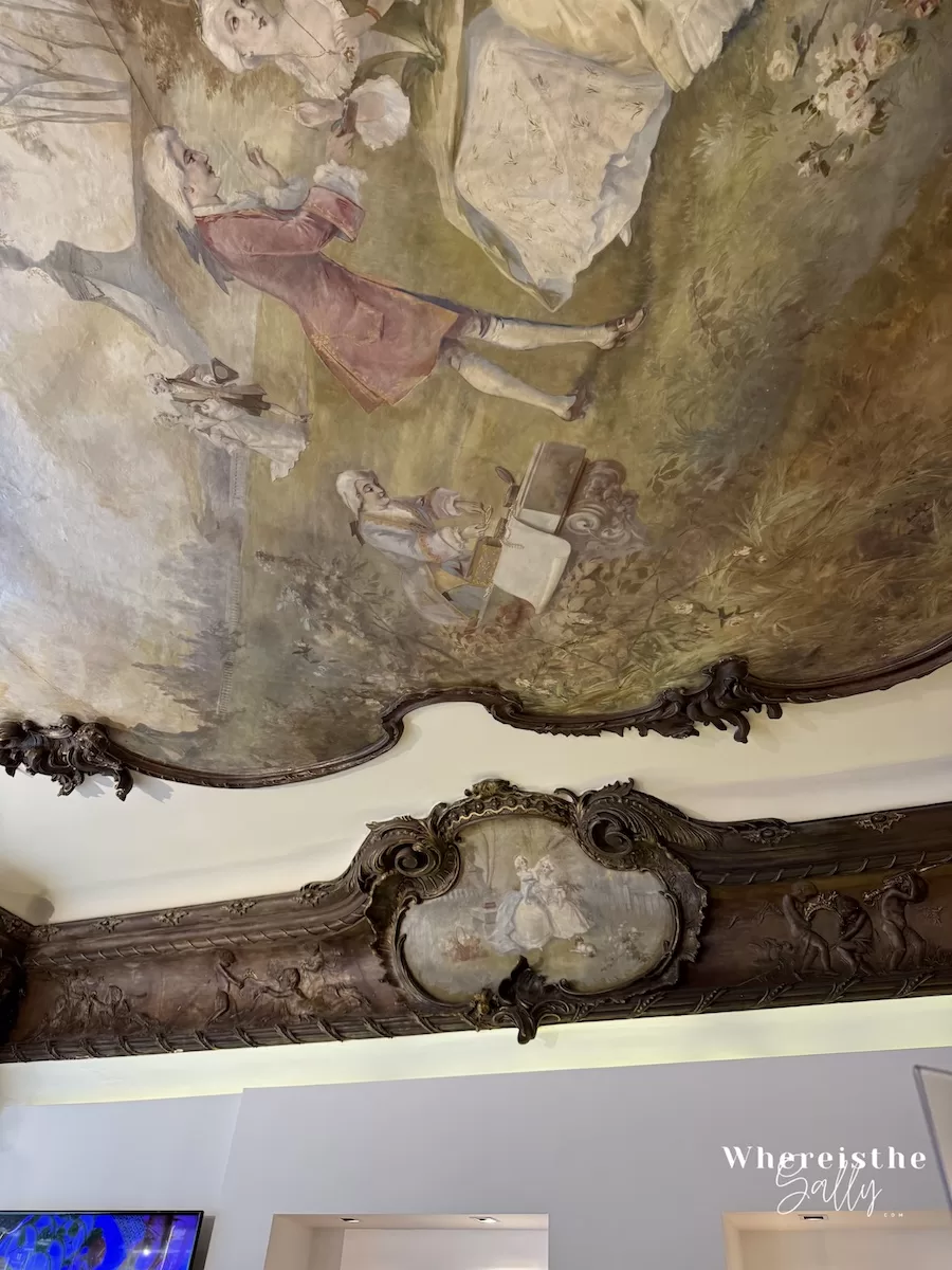 葡萄牙波爾圖特色伴手禮店，整齊擺放五顏六色牙膏狀果醬、橄欖油與巧克力抹醬