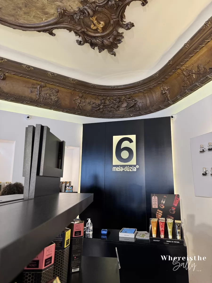 葡萄牙波爾圖特色伴手禮店，整齊擺放五顏六色牙膏狀果醬、橄欖油與巧克力抹醬