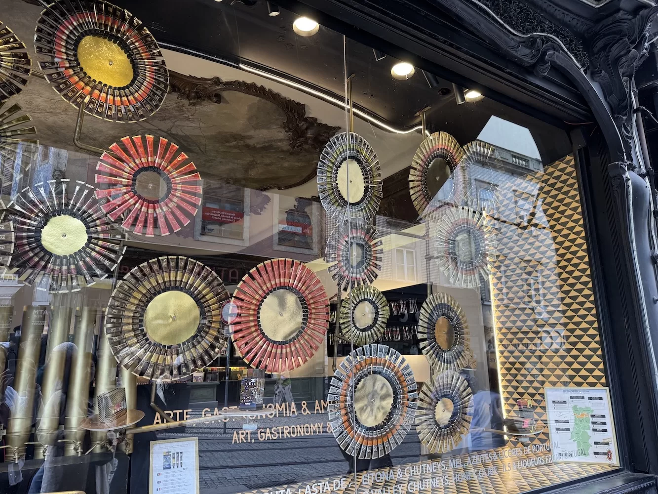 手工製作的果醬與橄欖油，牙膏造型包裝創意十足，是波爾圖必買紀念品