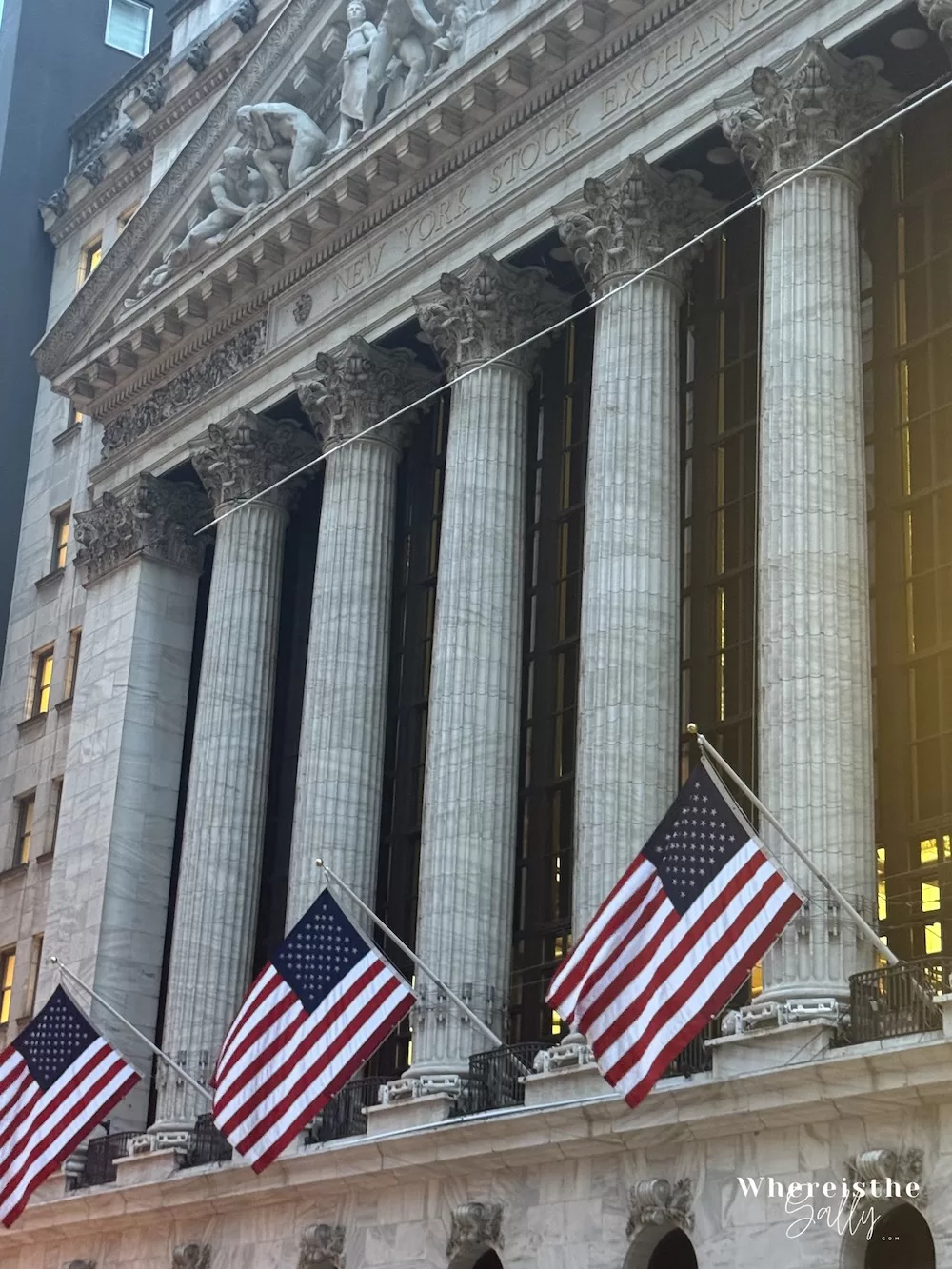 紐約證券交易所外觀，懸掛美國國旗，象徵世界金融中心