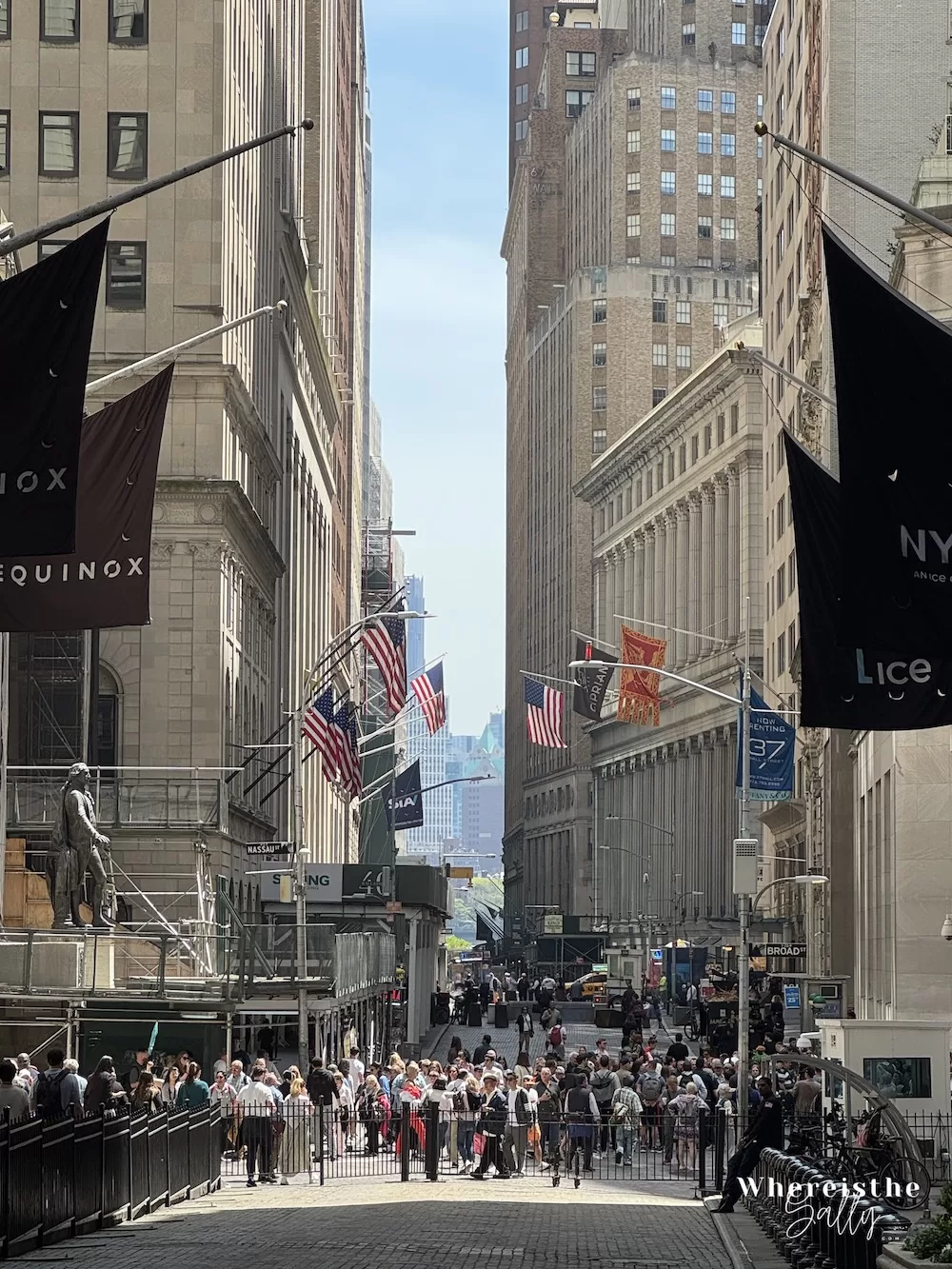 紐約證券交易所外觀，懸掛美國國旗，象徵世界金融中心