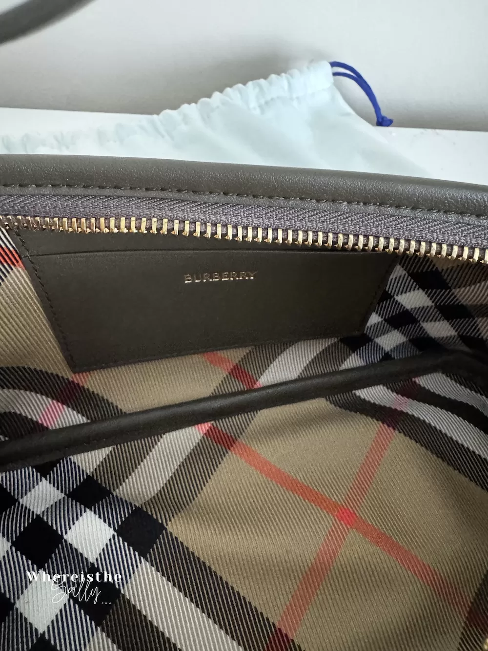 Burberry格紋包細節特寫 金屬扣與皮革肩帶