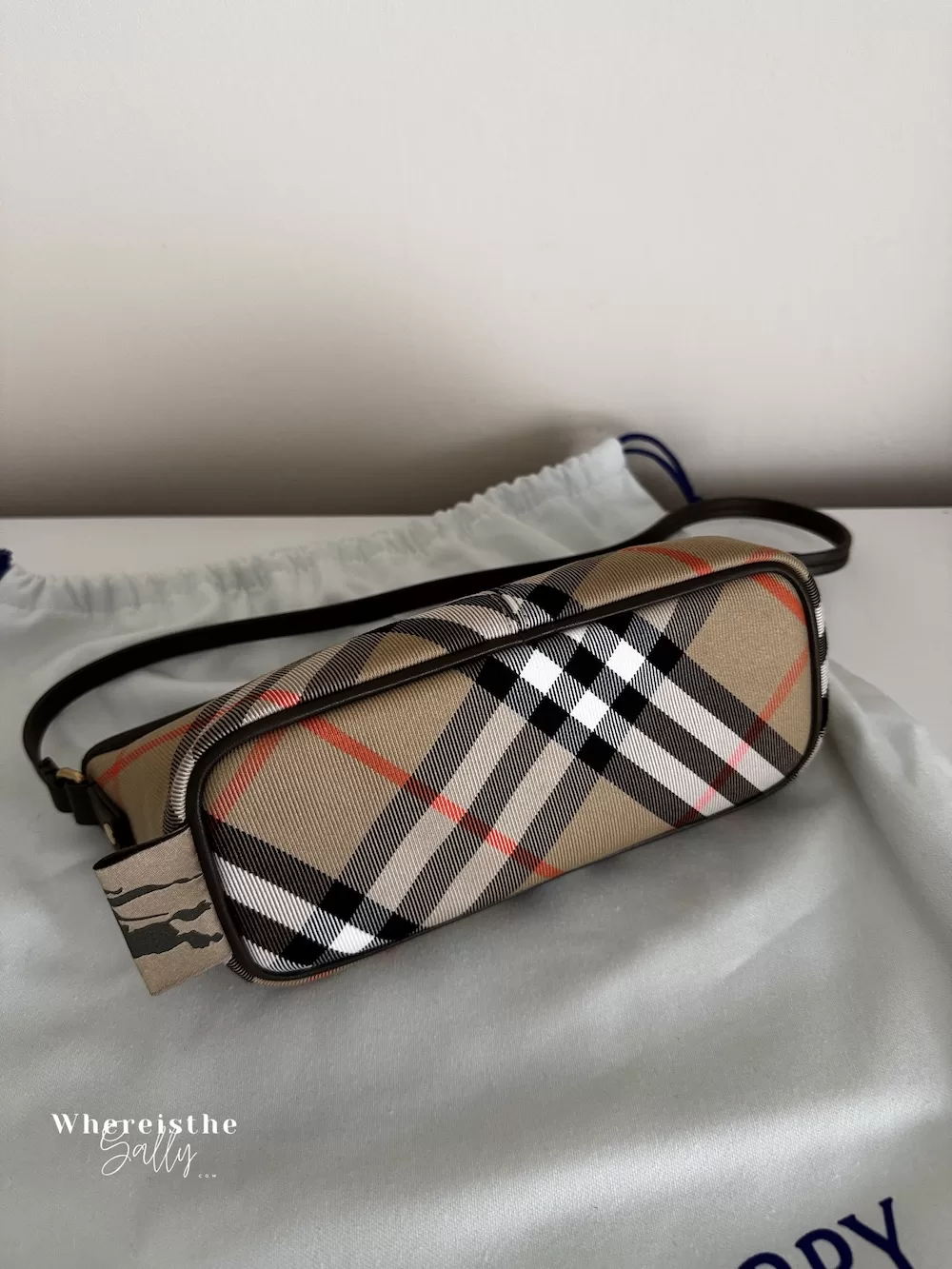 Burberry格紋包細節特寫 金屬扣與皮革肩帶