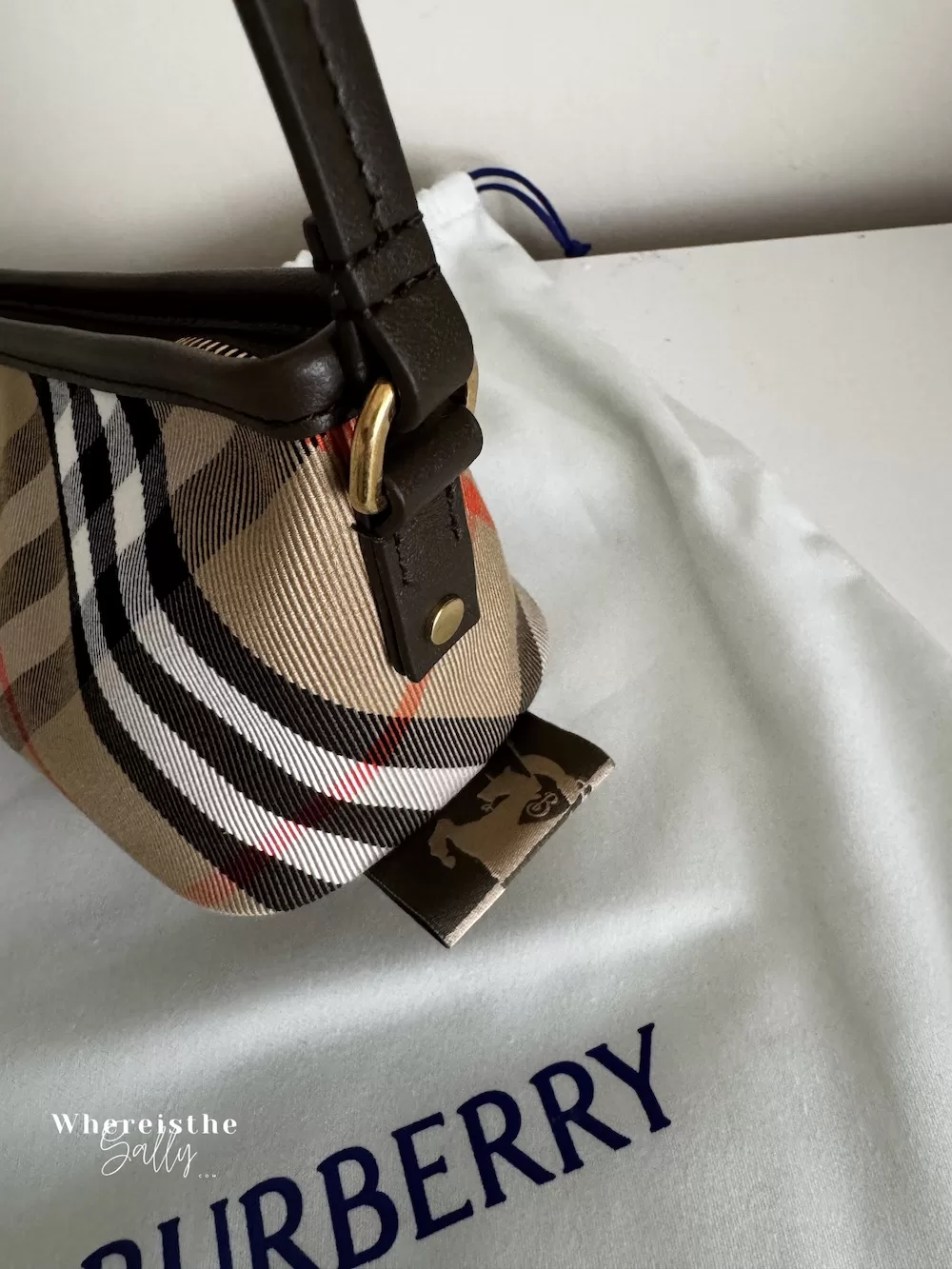 Burberry格紋包細節特寫 金屬扣與皮革肩帶